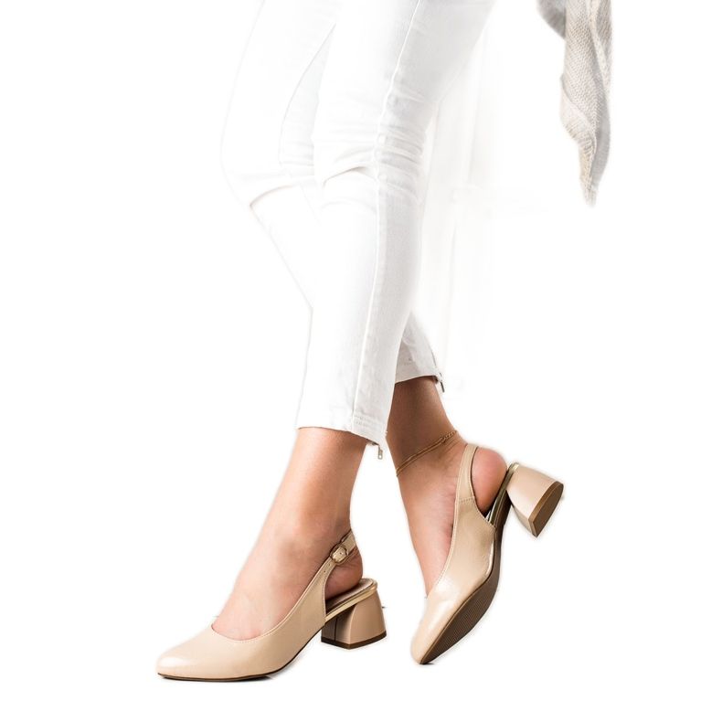 M.Daszyński Pumpar med en upptäckt klack beige