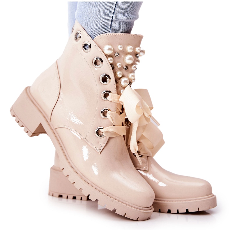 PL4 Lackade Varma Arbetare Med Beige Pärlor