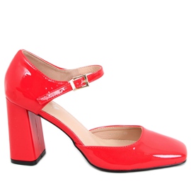 Pumpar exponerade på Frida Red-stolpen röd