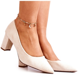 PS1 Mocka Pumps På En Beige Abbey Pelare