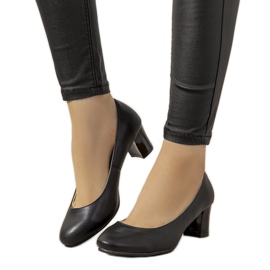 Svarta pumps på Fidel-stolpen