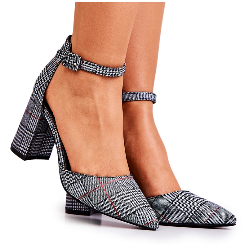 PS1 Pumpar På En Svartvit Rutig Stolpe Harye