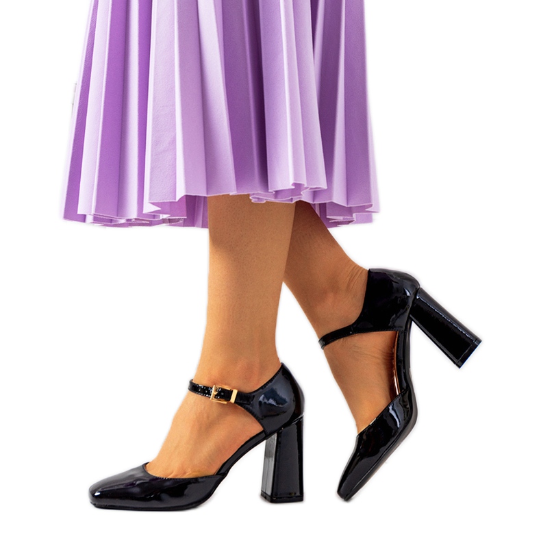 Svarta pumps på Clement-stolpen