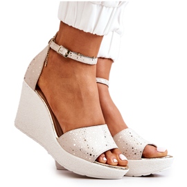 Damsandaler på kil Laura Messi 2389 Beige gyllene