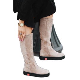 Beige stövlar på en täckt Leakil