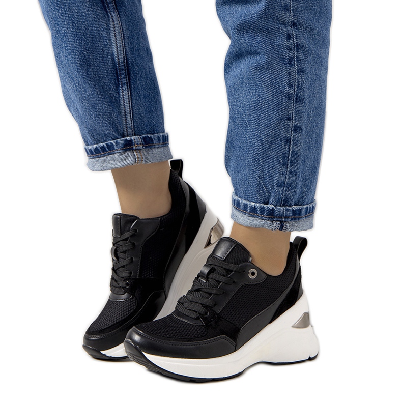 Svarta sneakers på Cleveland-kilen