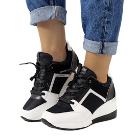 Svarta och vita sneakers på Lockett-kilen