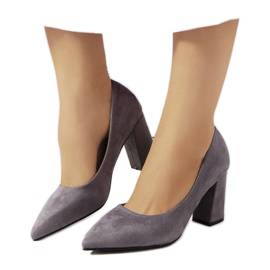 Grå pumps på Lepley-stolpen