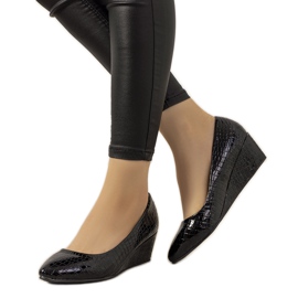 Marinblå pumps med krokodilskinnsmönster på Wildlife wedge