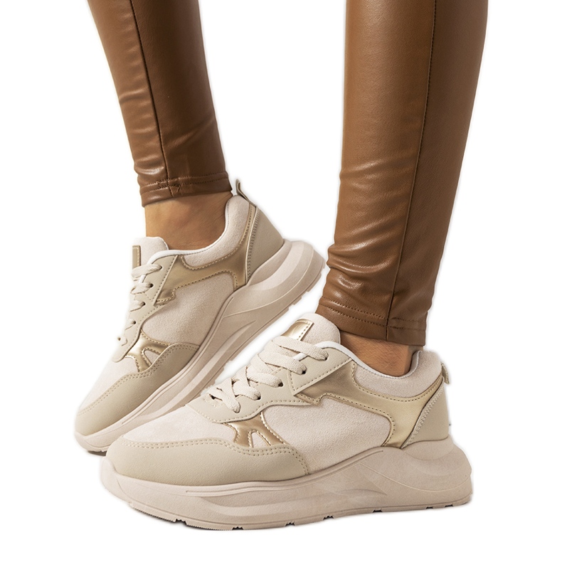 Beige sneakers med gyllene Davis-accenter