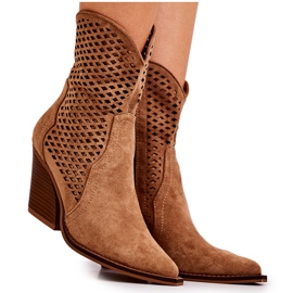 FB1 Genombrutna Cowboystövlar På En Post Kamel Caroline brun