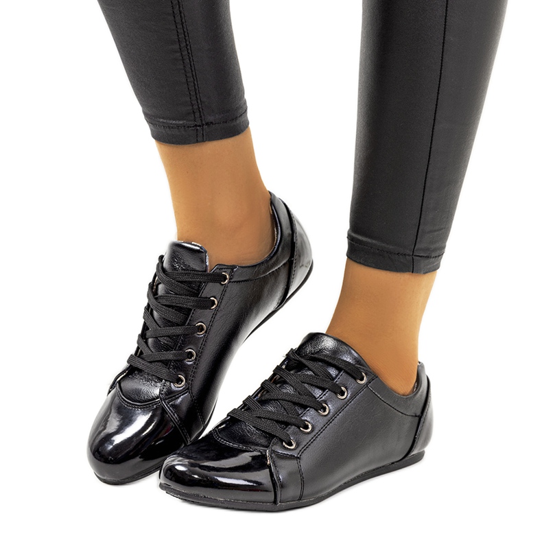 Svarta skor med lackad tå från Parady