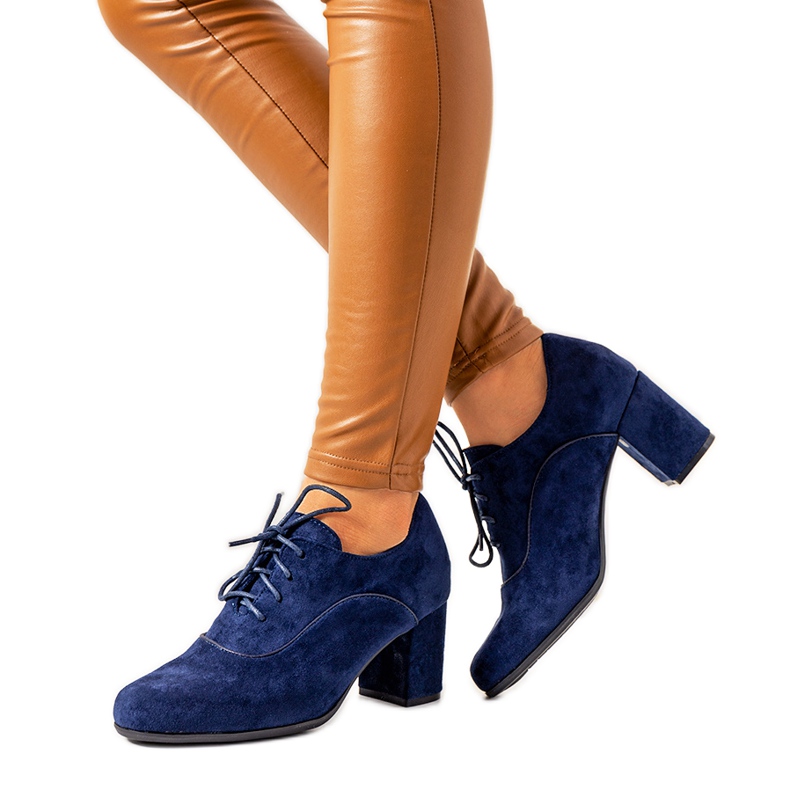 Marinblå stövletter på fågelstolpen