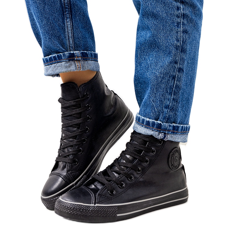 Svarta, isolerade ankelhöga sneakers från Lade