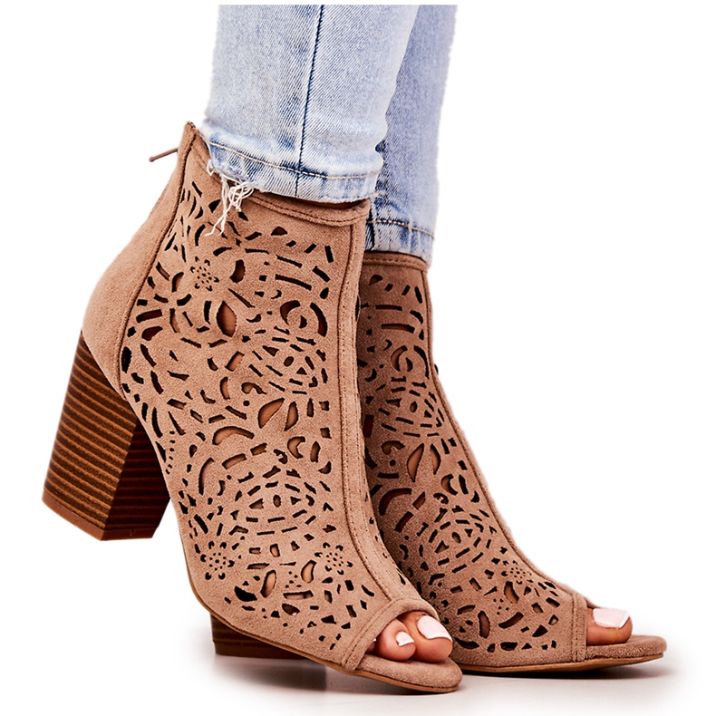 FB1 Genombrutna stövlar På En Post Beige Bretagne