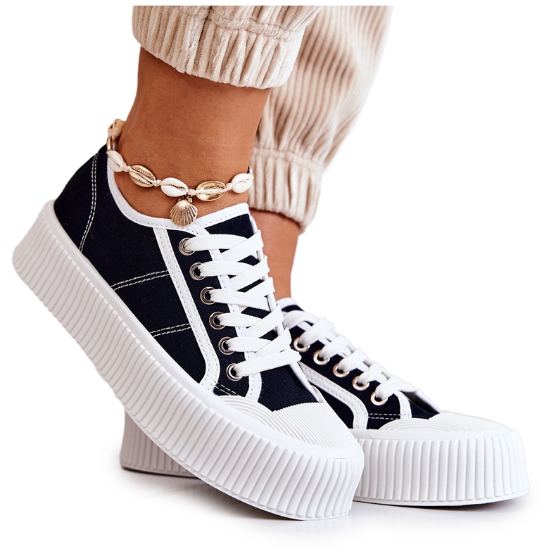 FB2 Låga sneakers på den svarta Mischa-plattformen