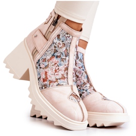 Läderstövlar på en massiv stolpe Maciejka Beige 05325-04