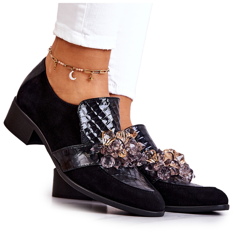 Skor i mocka med svart Davine-dekoration