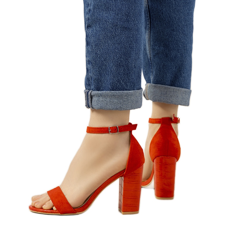 BM Röda pumps på en stolpe med Dolores ormmönster