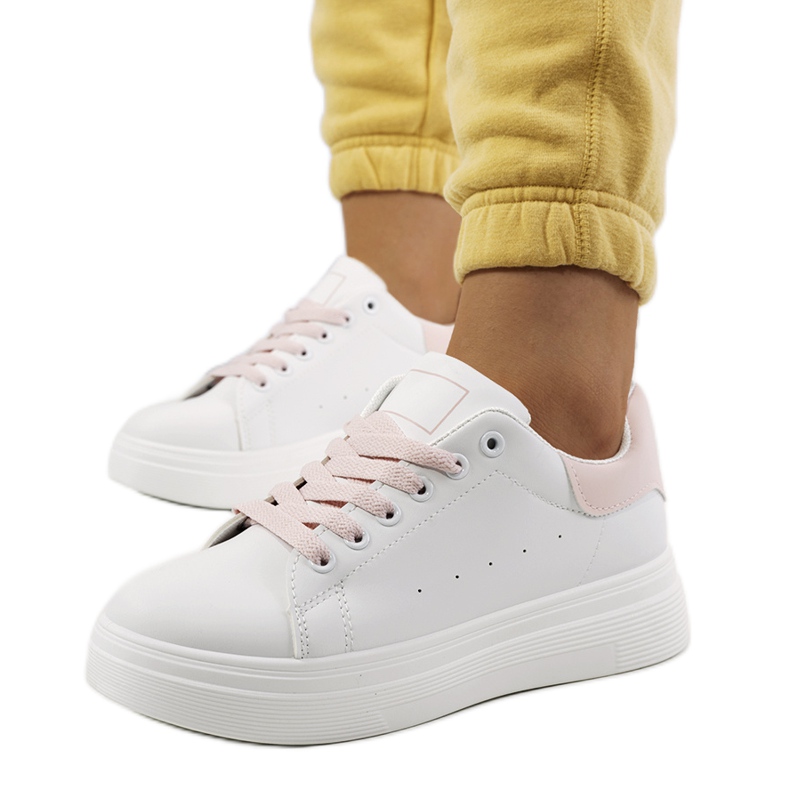 Rosa och vita sneakers på Justar-plattformen