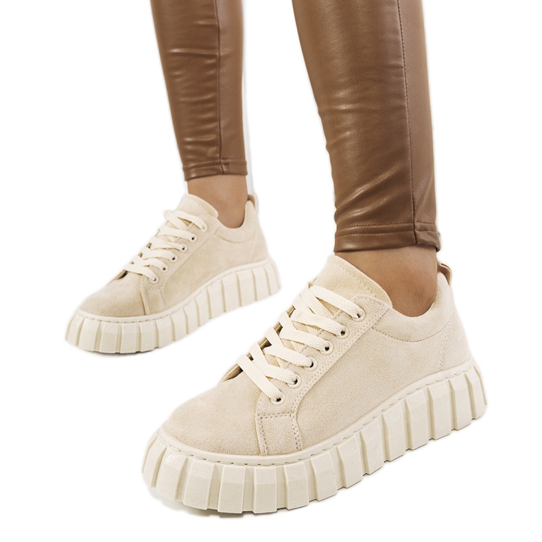 Beige sneakers på Mirabel-plattformen