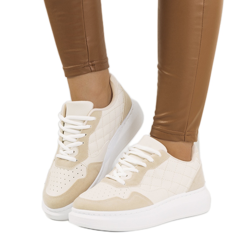 Beige sneakers på Gasperi-plattformen