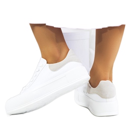 Vita sneakers på Venancia-plattformen