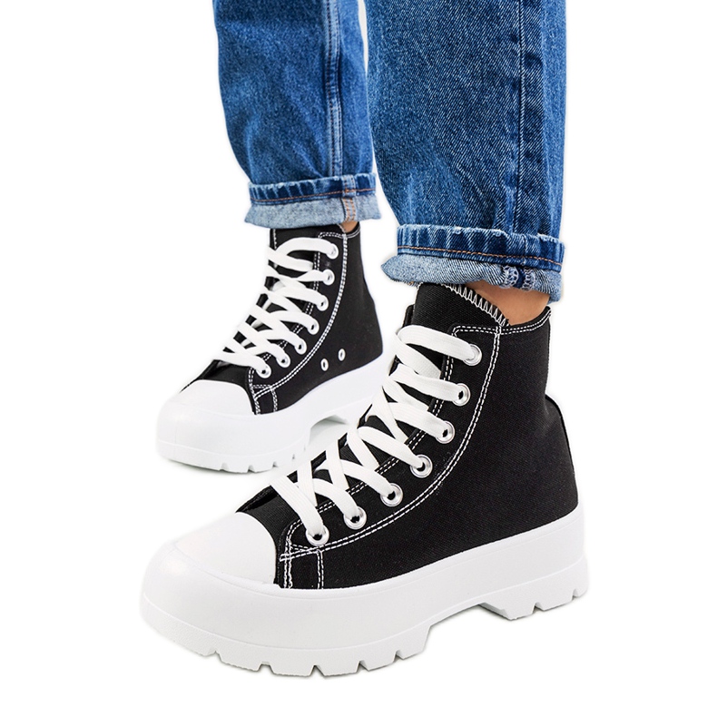 Svarta sneakers på en hög Berrios-sula