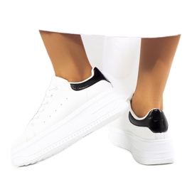 Vita sneakers på en hög Lelica-plattform