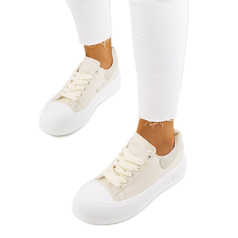 Beige sneakers på Venancia-plattformen