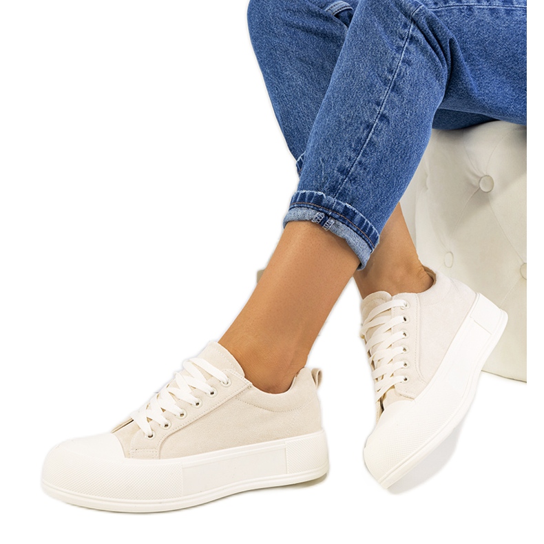 Beige sneakers på Babbete-plattformen