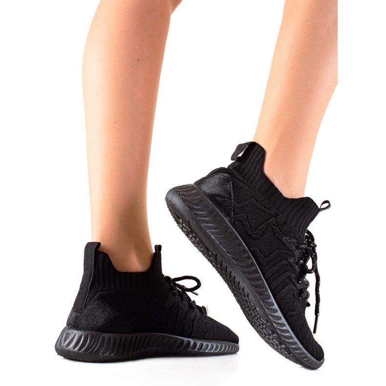 Trendiga svarta sneakers