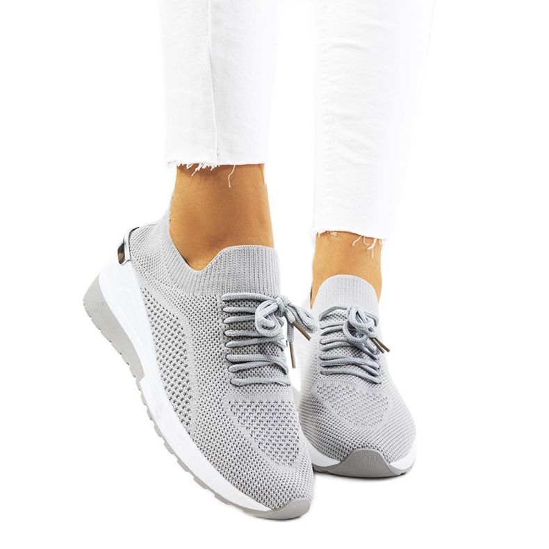 Gråa sneakers på kilen Sabelia