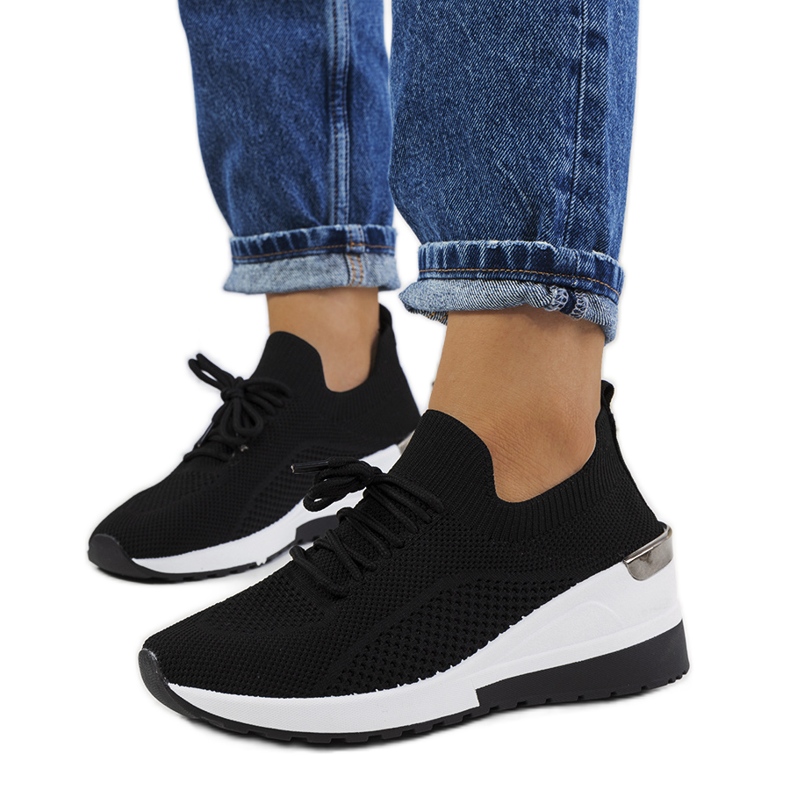 Svarta sneakers på Sabelia-kilen