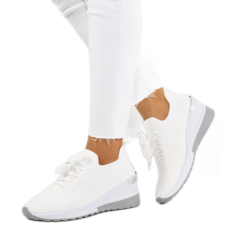 Vita sneakers på kilen Sabelia