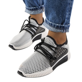 Svarta och vita sportskor från Coles