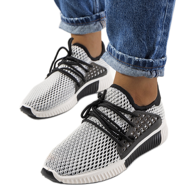 Svarta och vita sportskor från Coles