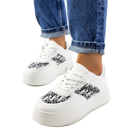 Vita sneakers på Worden-plattformen