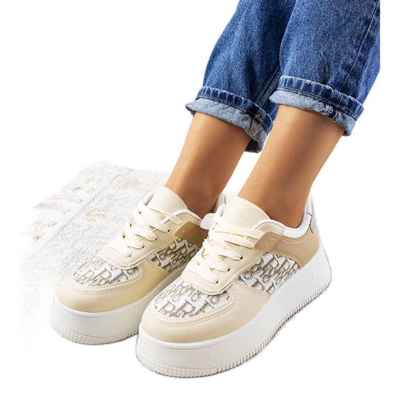 Beige sneakers på Worden-plattformen