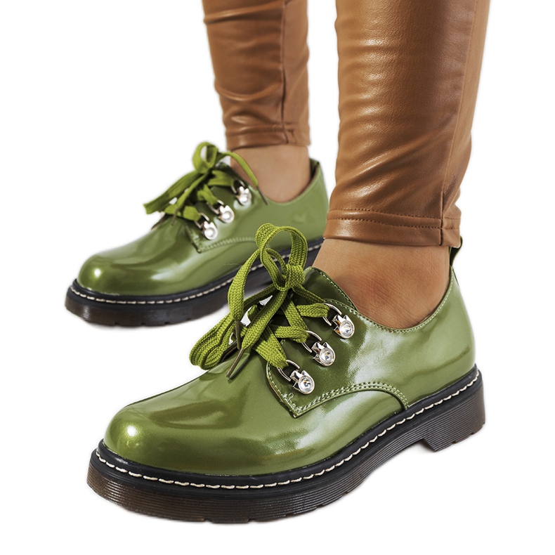 Grönlackade skor av Kristina