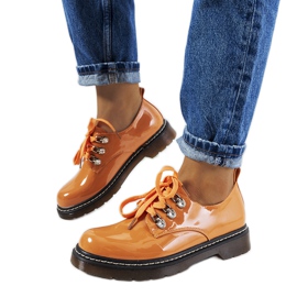 Orangelackade skor av Kristina