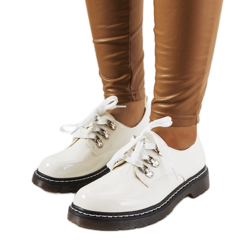 Vitlackerade skor av Kristina