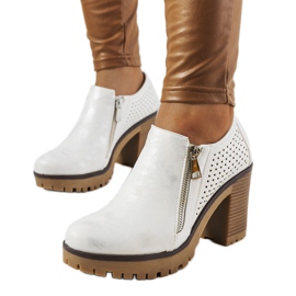 Silverskor på stolpen av Noemi vit