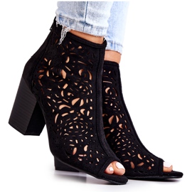 FB1 Svarta genombrutna stövlar på en stolpe Bretagne