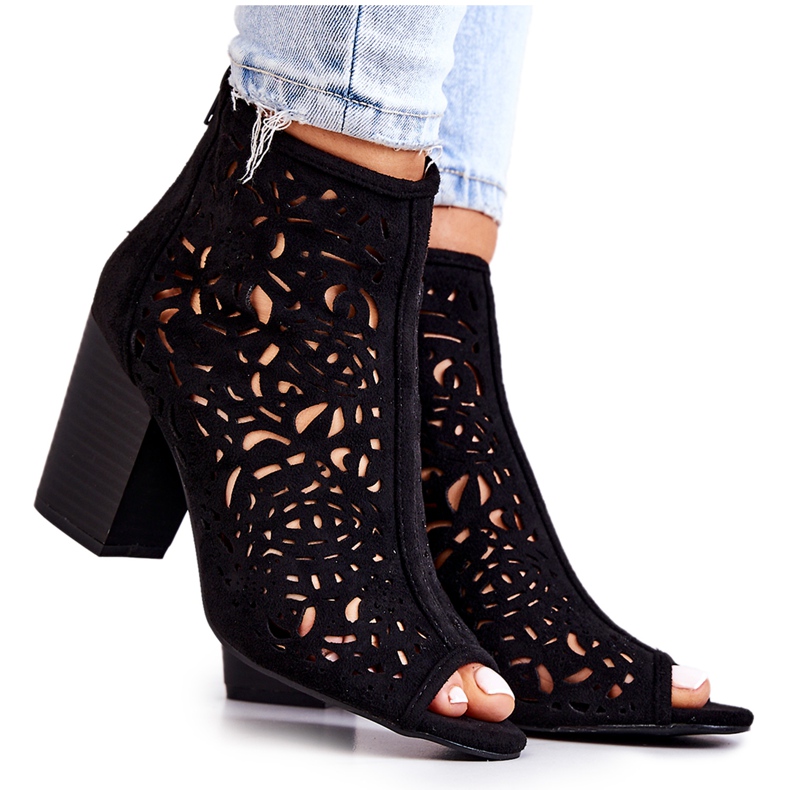 FB1 Svarta genombrutna stövlar på en stolpe Bretagne