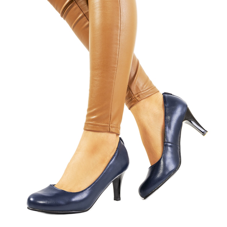 Marinblå pumps på Zamora-posten