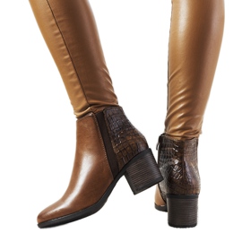 Villa bruna isolerade stövlar