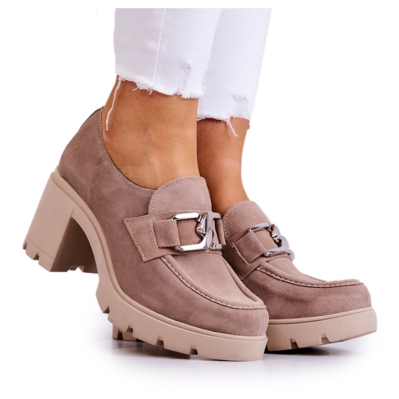 Lemar Eleganta skor på en pelare med en beige Harmell-dekoration