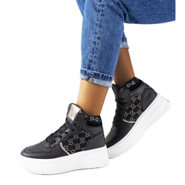 Svarta sneakers på Dennis-plattformen