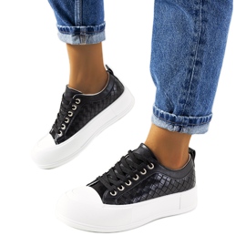 Svarta sneakers på en tjock Luther-sula